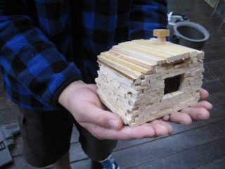 木のブロックでできた家